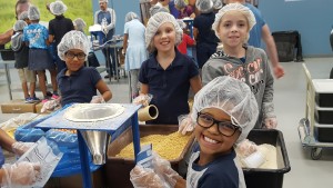 Students package rice